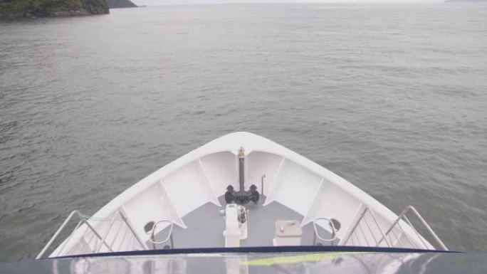 新西兰峡湾的船前透视镜头