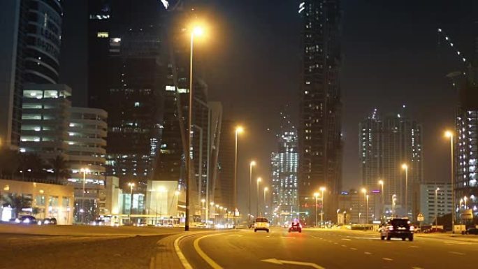 晚上的迪拜街道