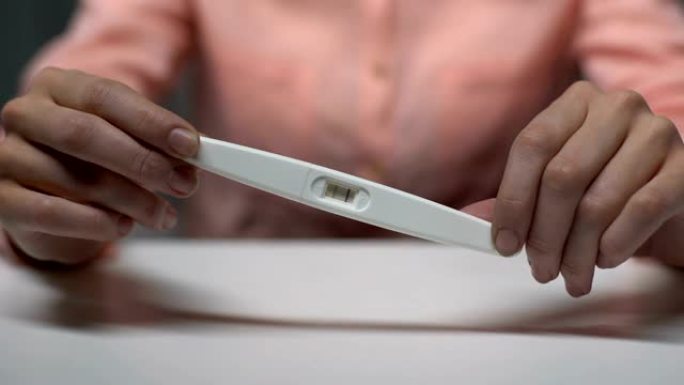 女性怀孕测试阳性，做出重要决定，新生活