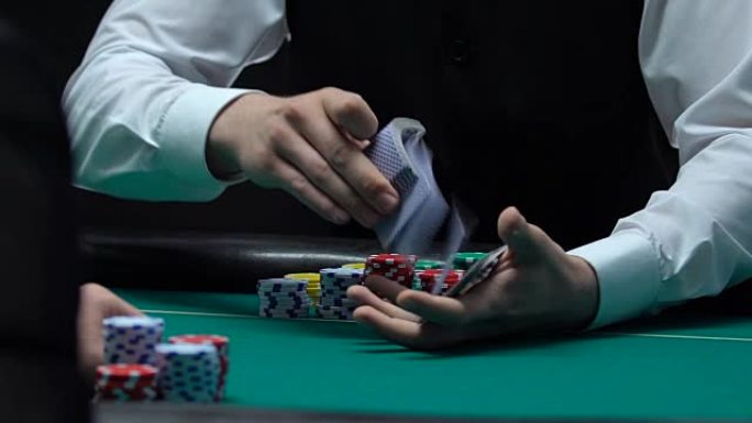 扑克经销商巧妙地洗牌，赌场娱乐业务，慢动作