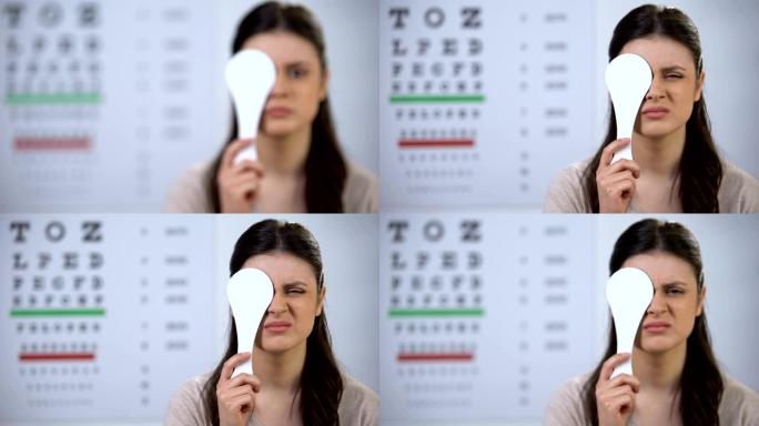 视力模糊的女人闭眼和挤压眼睛，有白内障的风险