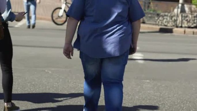 行人中的超重男性穿越城市，健康障碍，肥胖