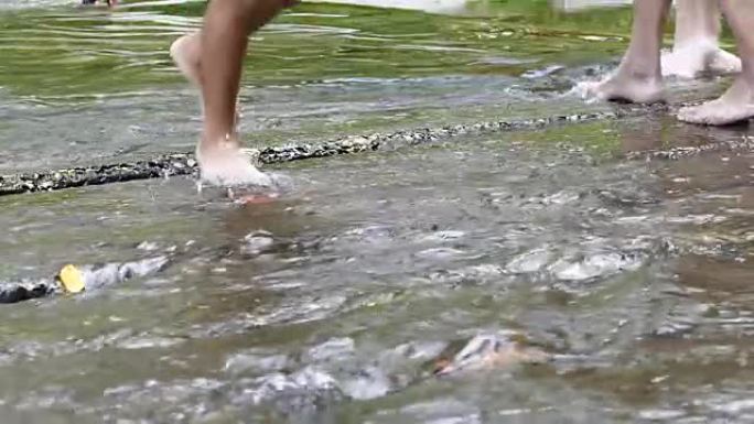 人的腿在水流上行走
