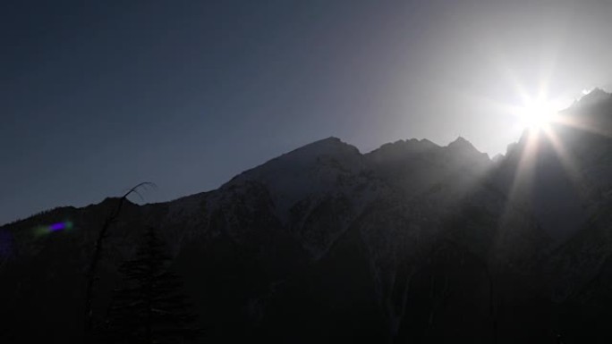 阳光照耀着白雪皑皑的喜马拉雅山