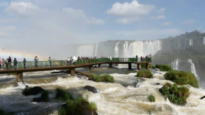 游客参观美妙的伊瓜苏瀑布