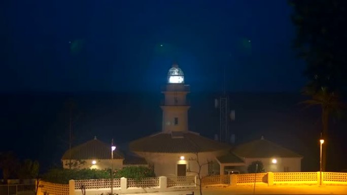 海边悬崖上的灯塔被扇形灯照亮