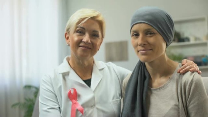 肿瘤学家和癌症患者看着相机，希望能够治愈。