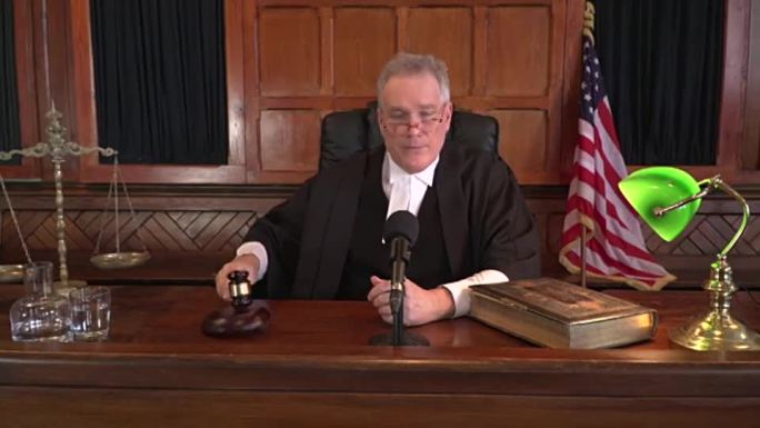 4K DOLLY: 美国男法官在法庭上使用木槌