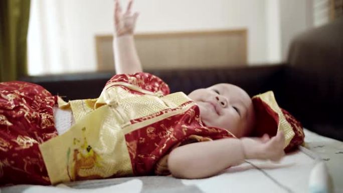 可爱的小男孩(2-5个月)穿着传统服装过春节