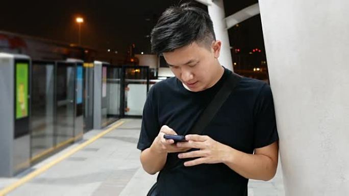 男子在火车站使用手机