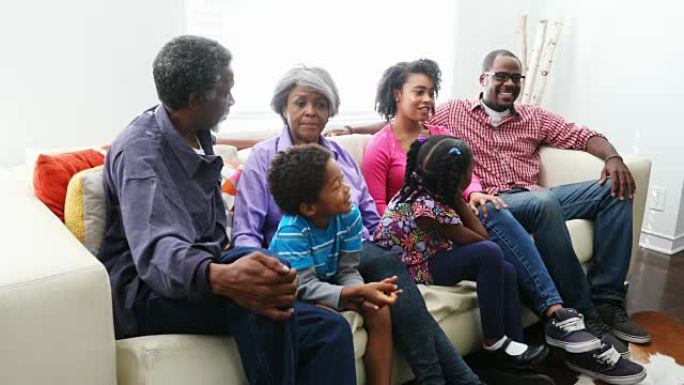 在家中的非裔美国人家庭在沙发上看电视