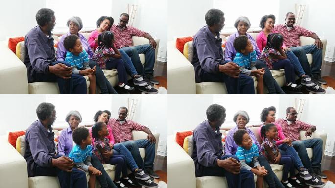 在家中的非裔美国人家庭在沙发上看电视