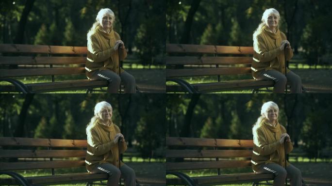 悲伤孤独的老妇人坐在公园的长椅上，被遗弃的老人独自一人