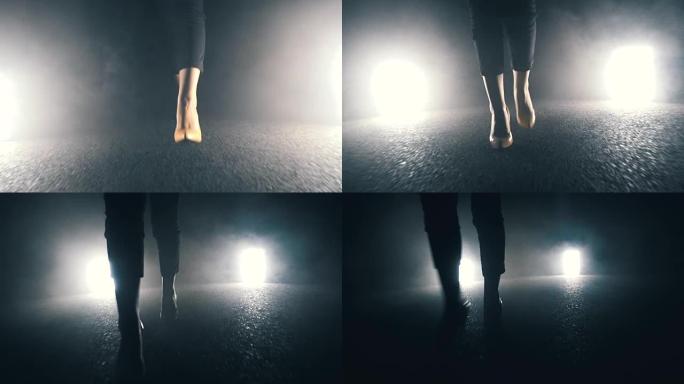 女人晚上走路双脚压抑氛围
