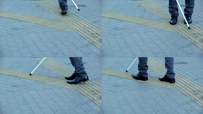 盲人用手杖在可触摸的路面上找到转弯，城市导航