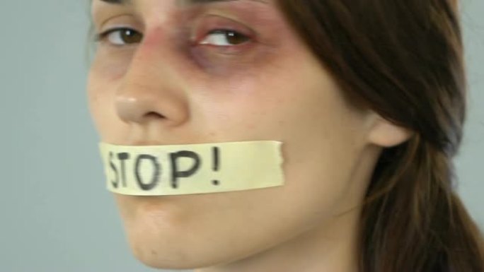 一名受伤妇女，无助的沉默虐待受害者的口录上停止留言