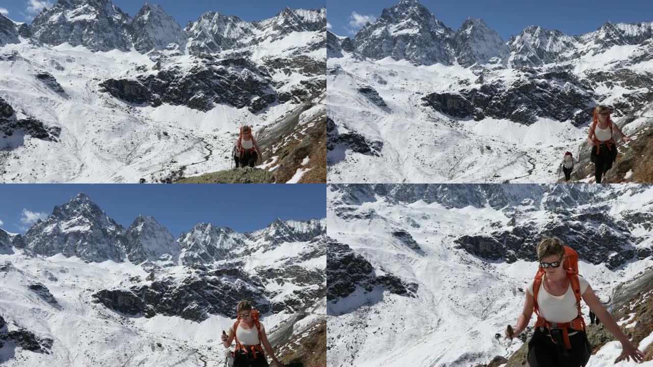 女徒步旅行者穿越雪山壁架