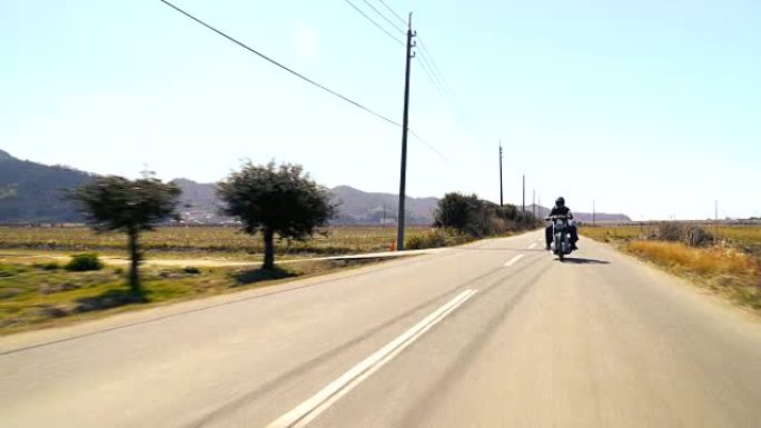 男子在乡下骑着定制的旅游摩托车
