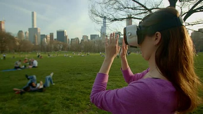 虚拟现实耳机谷歌眼镜中央公园纽约女子