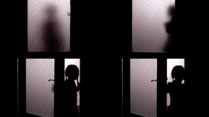 小女孩打开门进入黑暗的房间，检查奇怪的噪音，房屋抢劫
