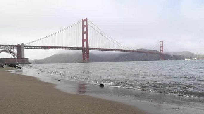 雾覆盖金门大桥跨海大桥