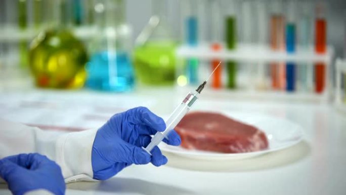 科学家在肉类样品中注入液体进行产品质量分析
