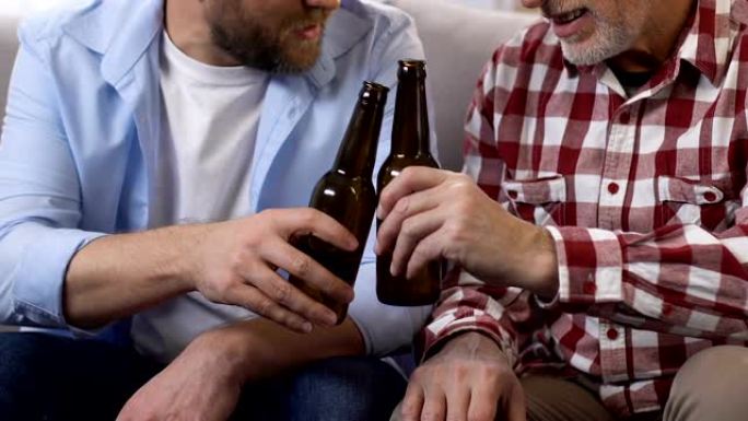 友好的邻居聊天，在客厅喝啤酒，酒精成瘾