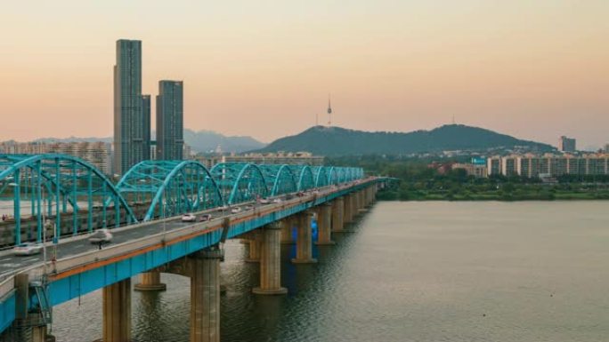 白天到晚上，在韩国首尔市的Dongjak桥上行驶的汽车穿越汉江进入N首尔塔