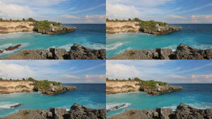 蓝色泻湖，透明的水被悬崖包围。印度尼西亚巴厘岛努沙伦邦安。