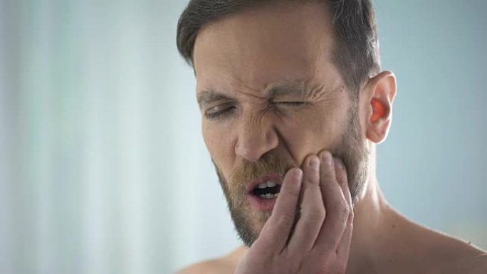 男性患牙痛、强烈牙痛、牙髓发炎、腐烂