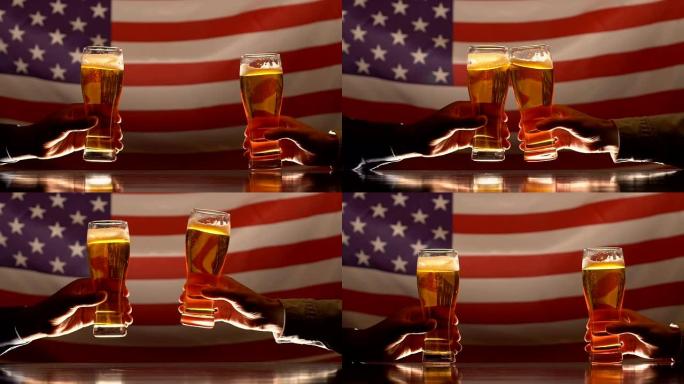 两名男子在美国国旗上碰碰啤酒杯，独立日庆祝活动