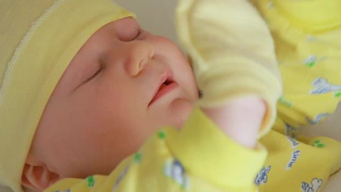 母亲正在清洁婴儿的眼睛