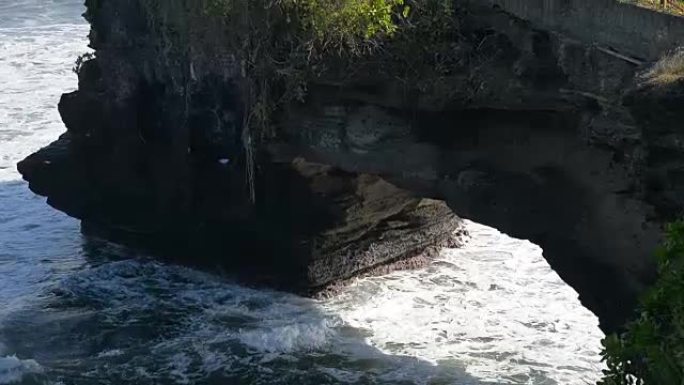 高清:海浪冲击悬崖印度教寺庙在海滩巴厘岛，塔纳Lot寺庙在巴厘岛，印度尼西亚