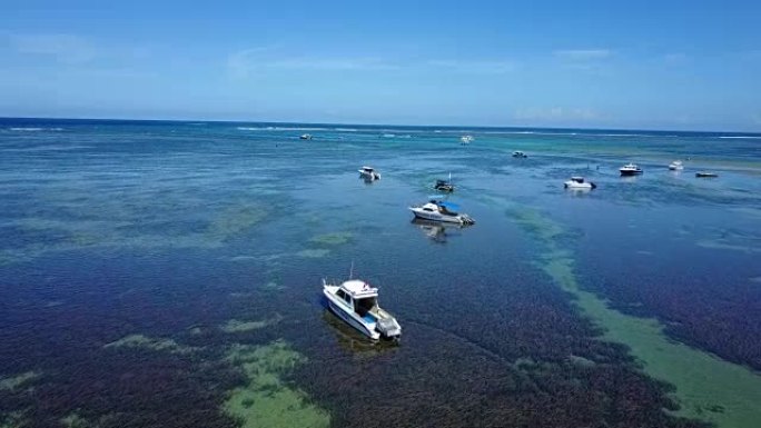 4K: 无人机拍摄的鸟瞰图Sanur的Mertasari海滩。一些传统的渔船 (jukung) 停在