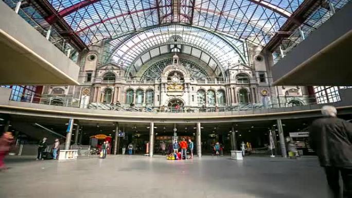 延时: 在比利时安特卫普中央车站旅行的游客行人