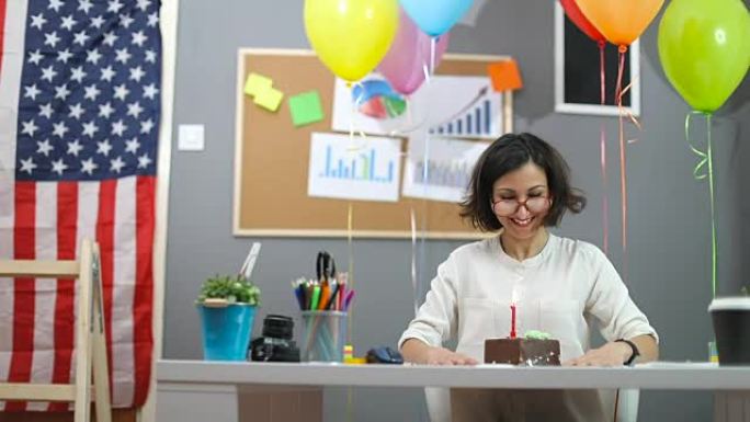 书呆子女人在办公室的生日