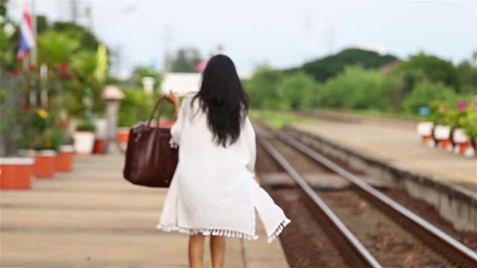 女人站在站台候车