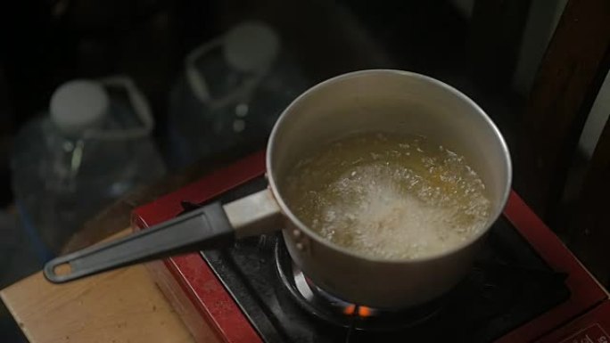 炸鸡，慢动作高热量食物油炸食品油锅