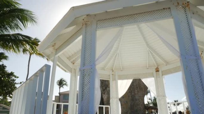 海滩上的婚礼帐篷