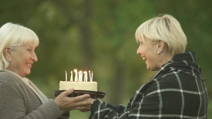 搞笑蛋糕笑话快乐高级女人祝贺女性朋友生日