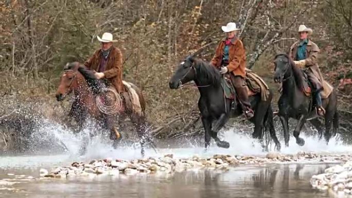 SLO MO DS三名牧场主骑着奔腾的马过河