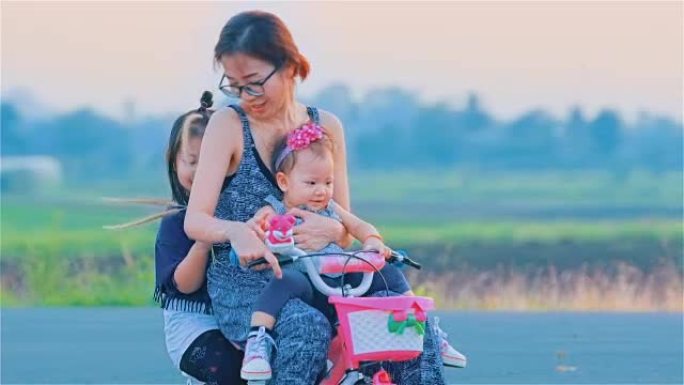 亚洲妈妈和女儿一起骑自行车
