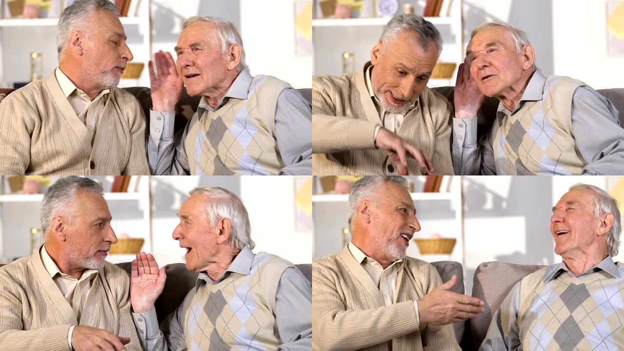 有听力问题的资深退休男子听朋友，交流