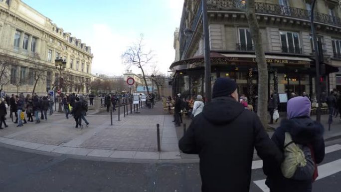 在法国巴黎散步的人们