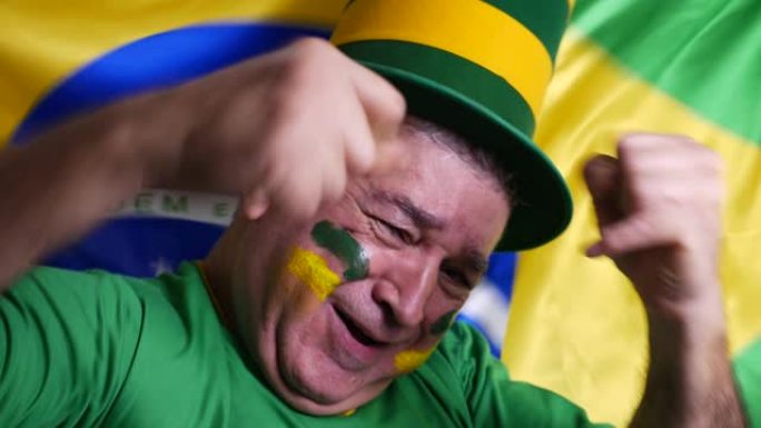 巴西球迷庆祝开心老头