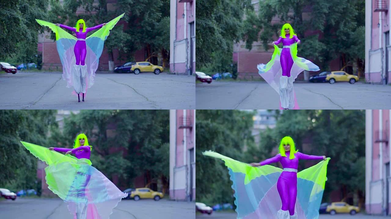 穿紫罗兰服装的高跷女孩在街上跳舞