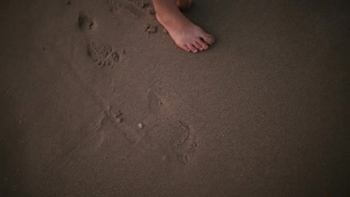 女孩在沙滩上画心形