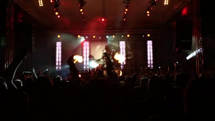 一名男子夜间在舞台上表演的智能手机视频