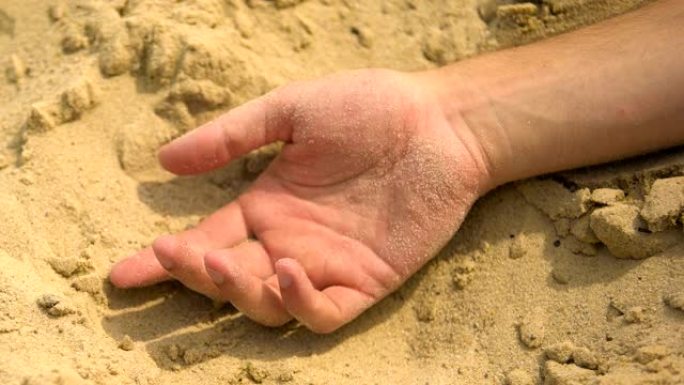 手死气沉沉地落在沙滩上，男人在沙漠中脱水，中暑