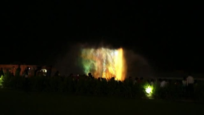印度弗林达万普雷姆曼迪尔喷泉的水上舞蹈表演。